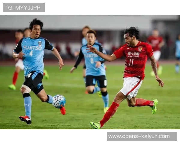 苏育萱右路带球突破内切抽射扳回一城——足球场上的精彩瞬间与背后故事